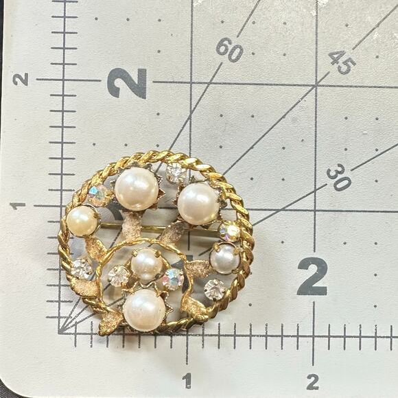 Austria 1950s gold tone aurora borealis AB clear rhinestones faux pearls brooch - Picture 7 of 7